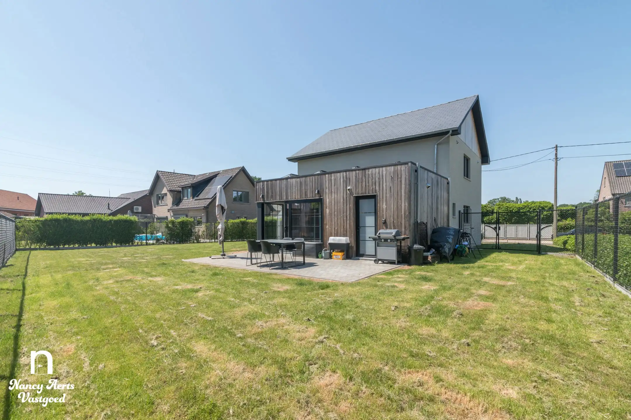 Lichtrijke en perfect afgewerkte woning op royaal perceel foto 29