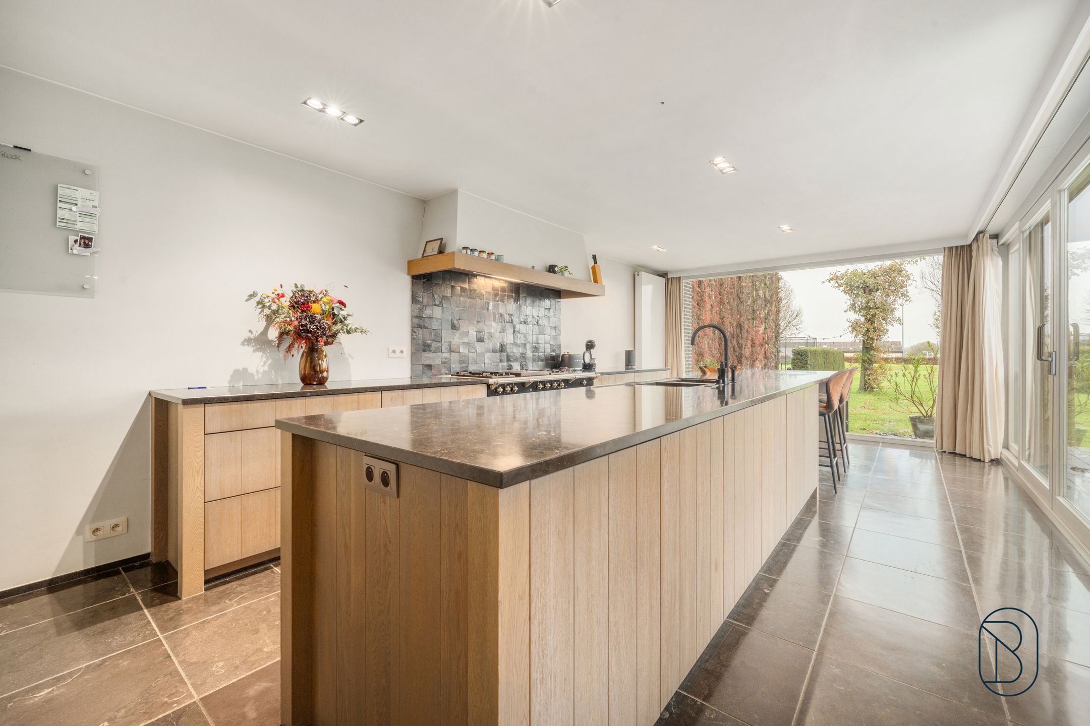 Stijlvolle gerenoveerde woning met loods in Zwevegem foto 9