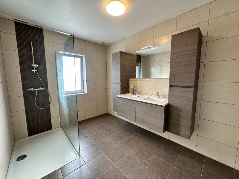 Instapklaar (volledig opgeschilderd) duplexappartement met 2 ruime slpk., terras, ondergrondse autostpl + kelderberging foto 10