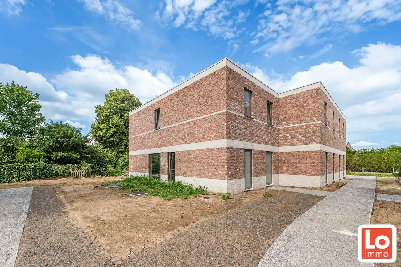 Moderne nieuwbouwwoning met 3 slaapkamers en bureauruimte in een prachtige tuin foto {{pictureIndex}}