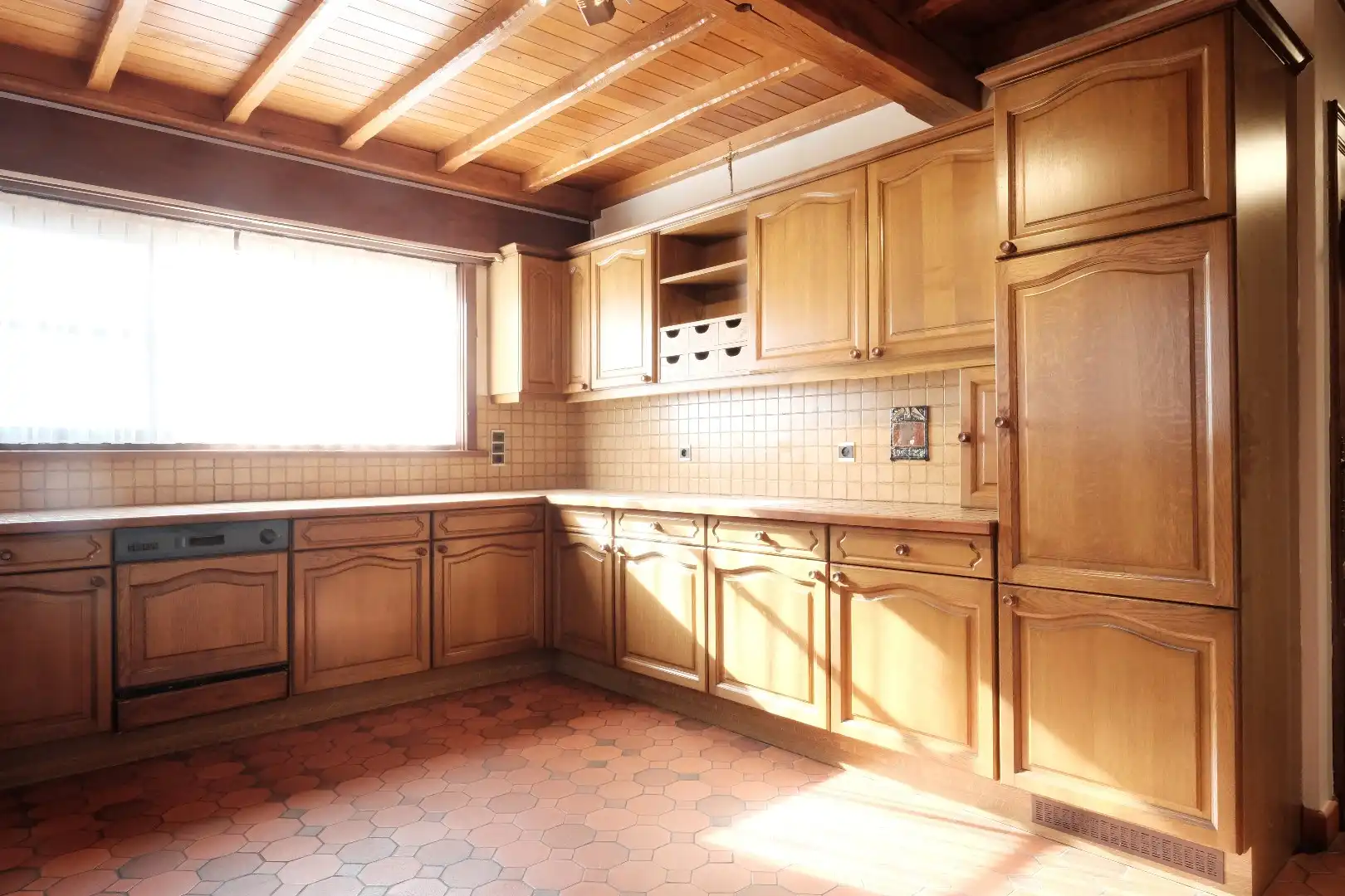 Ruime halfopen woning met 5 slaapkamers, 2 garages en zuidgerichte tuin foto 8