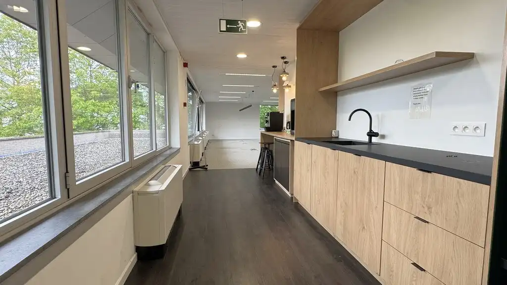 Opgefriste kantoorruimte te huur aan N70 in Lochristi foto 9