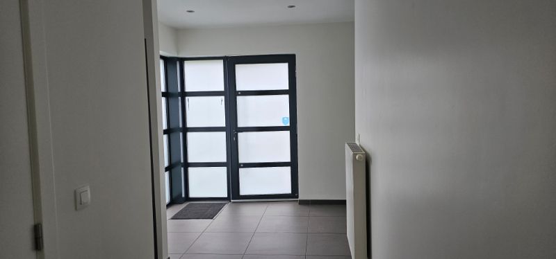 Recente en moderne gezinswoning met drie slaapkamers, garage en tuin foto 3