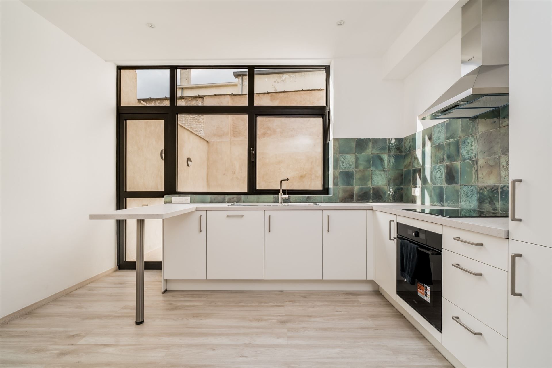 Ruime, volledig gerenoveerde woning met 3 slpk., 2 badk. & koer foto 2