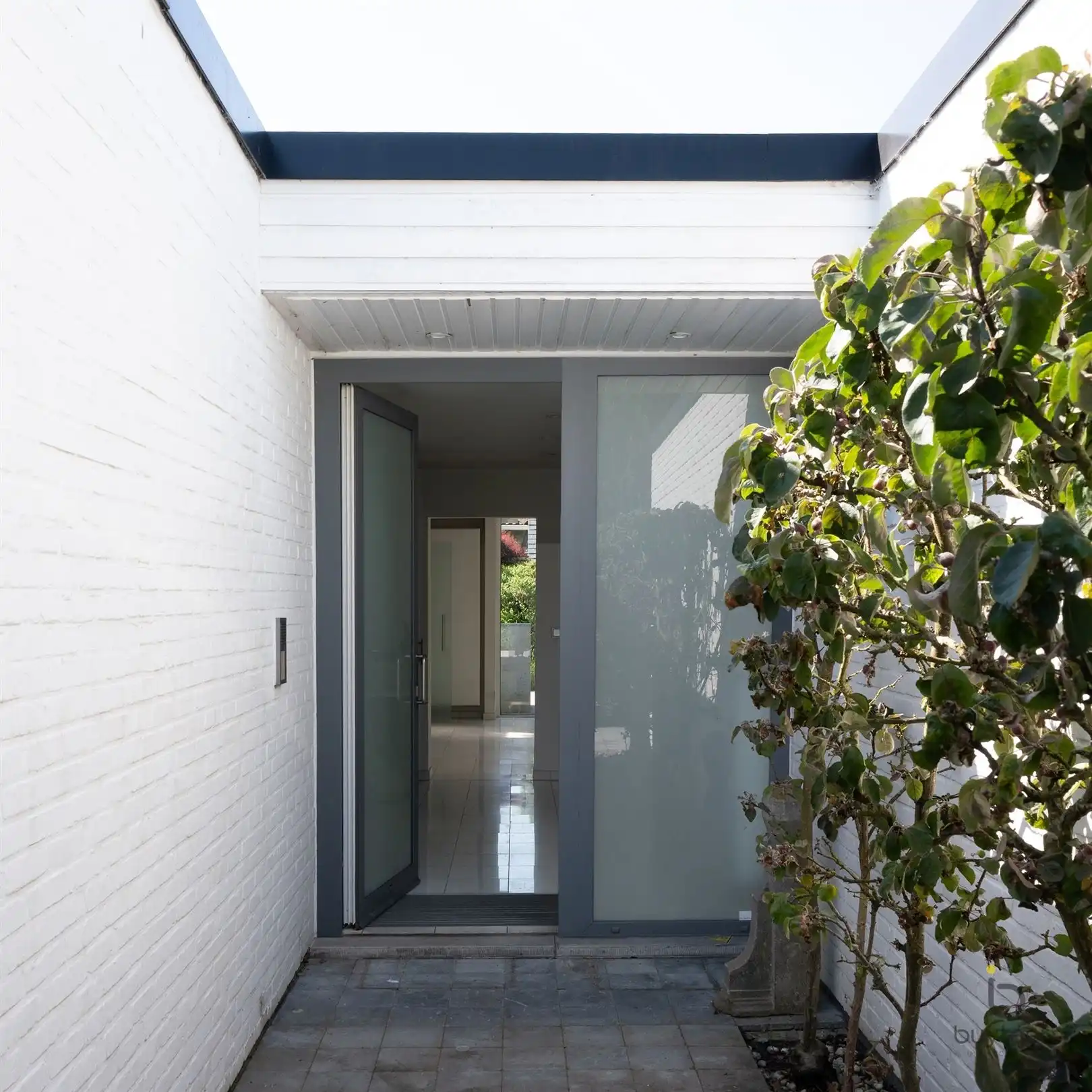 Te renoveren zonovergoten gelijkvloers 70’s woning met prachtige tuin en tal van mogelijkheden! foto 4