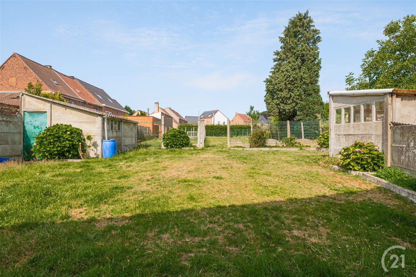 3 gevelwoning met loods (248m2) en garage foto 3