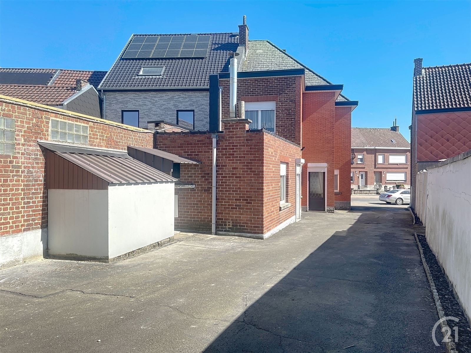 3 gevelwoning met loods (248m2) en garage foto 3