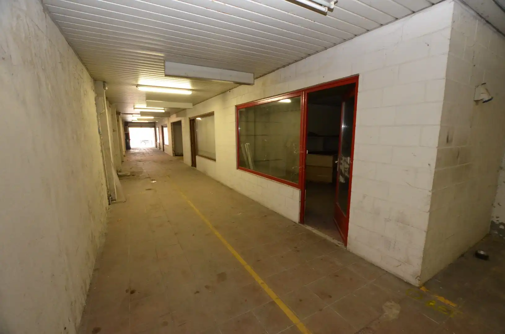 Ruim woonhuis met pakhuis/loods foto 2