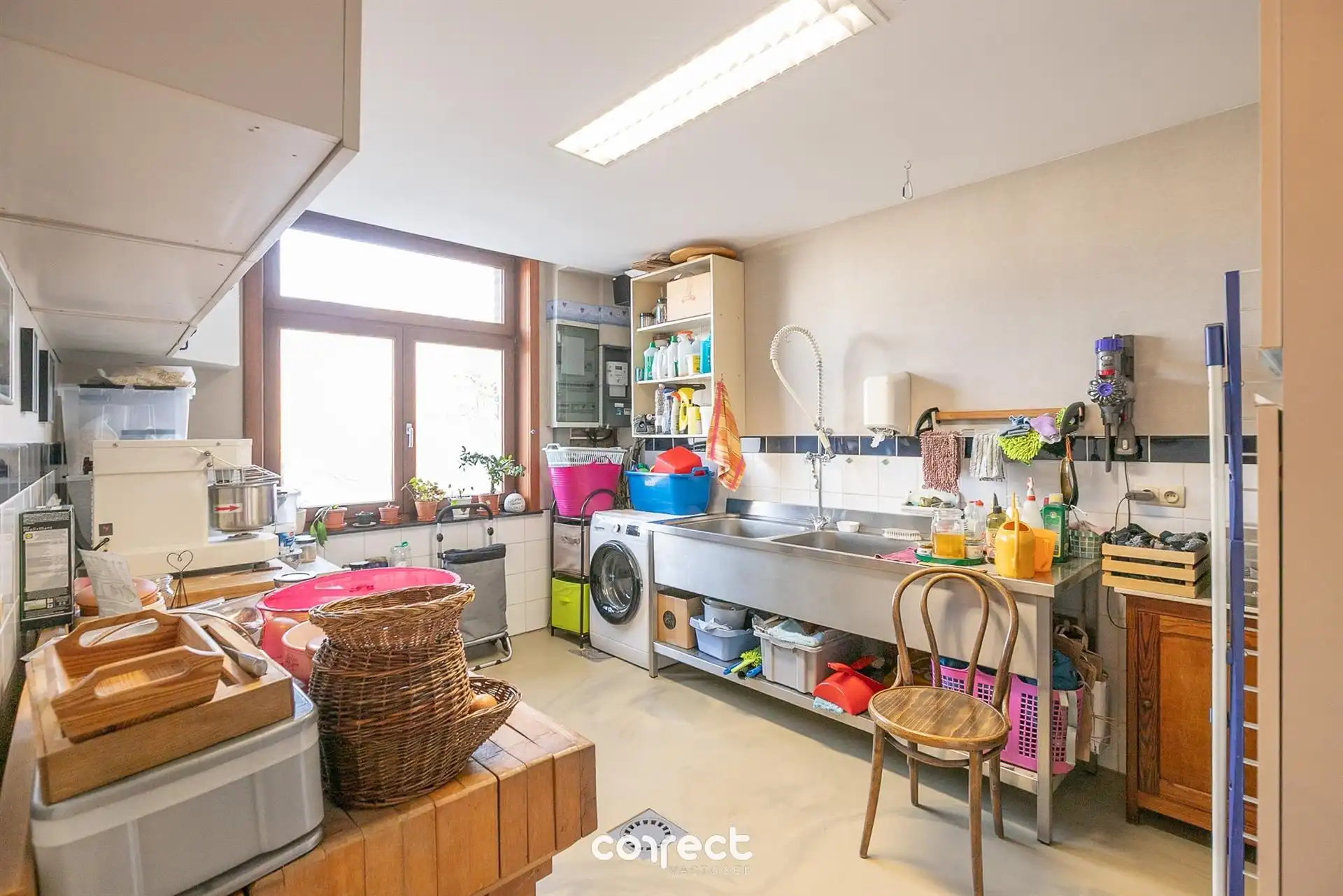 Karaktervolle, ruime gerenoveerde woning met oprit, garage en zuidgerichte tuin. foto 10