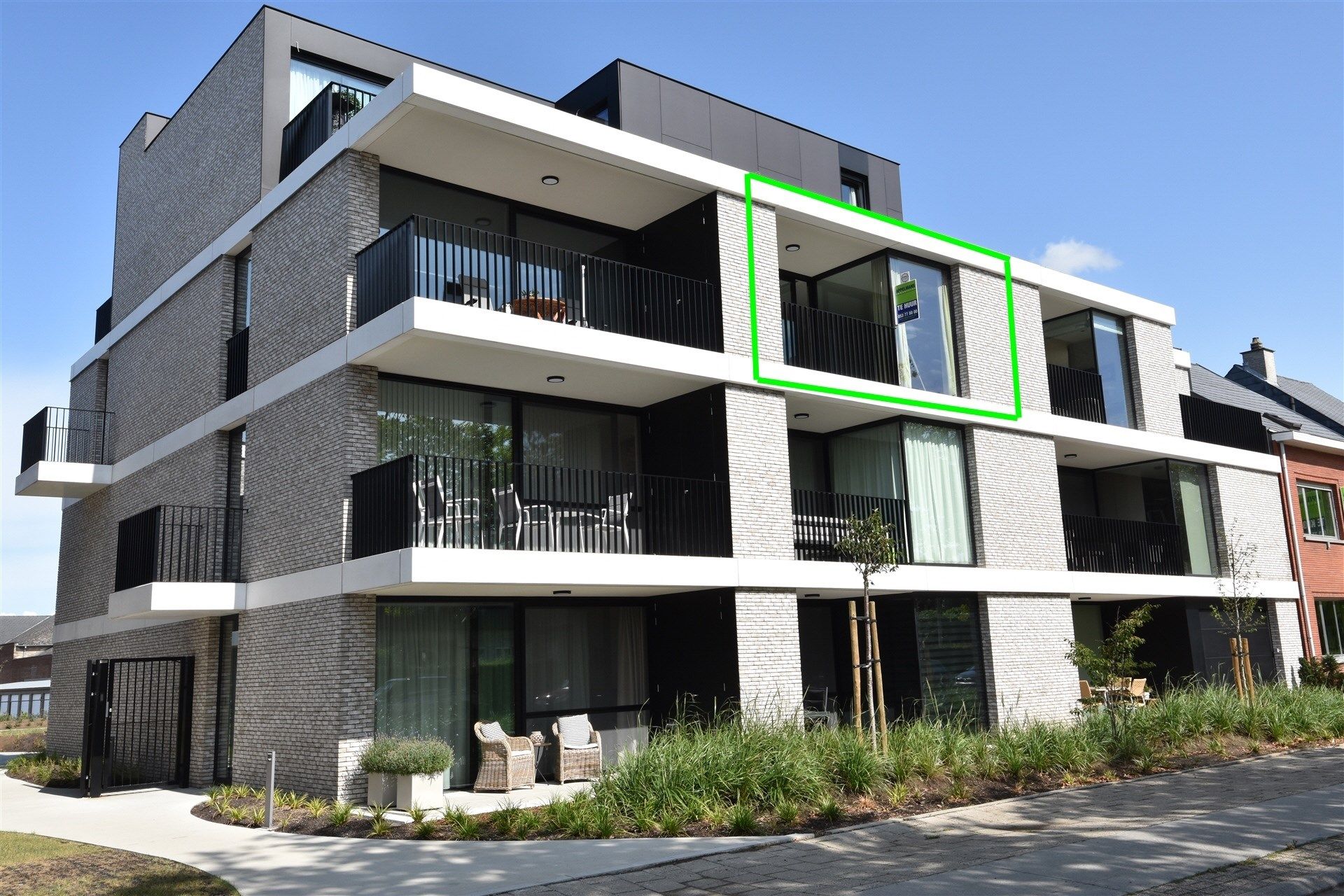 Eenslaapkamerappartement met autostaanplaats en berging foto {{pictureIndex}}