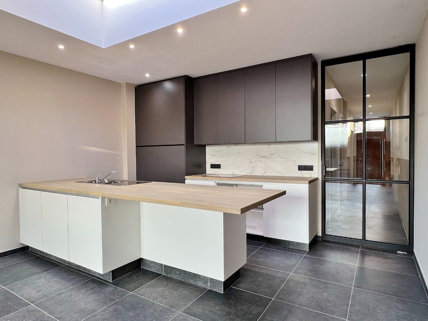 Volledig vernieuwde rijwoning met zonnige tuin en 3 slaapkamers.  foto 5