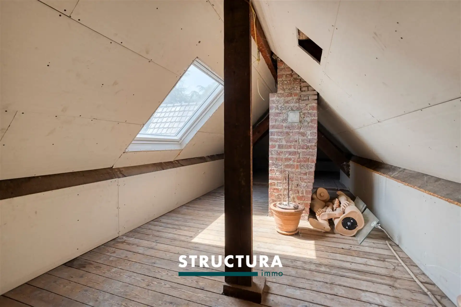 Villa met grote loods, omgeven door groen  foto 24