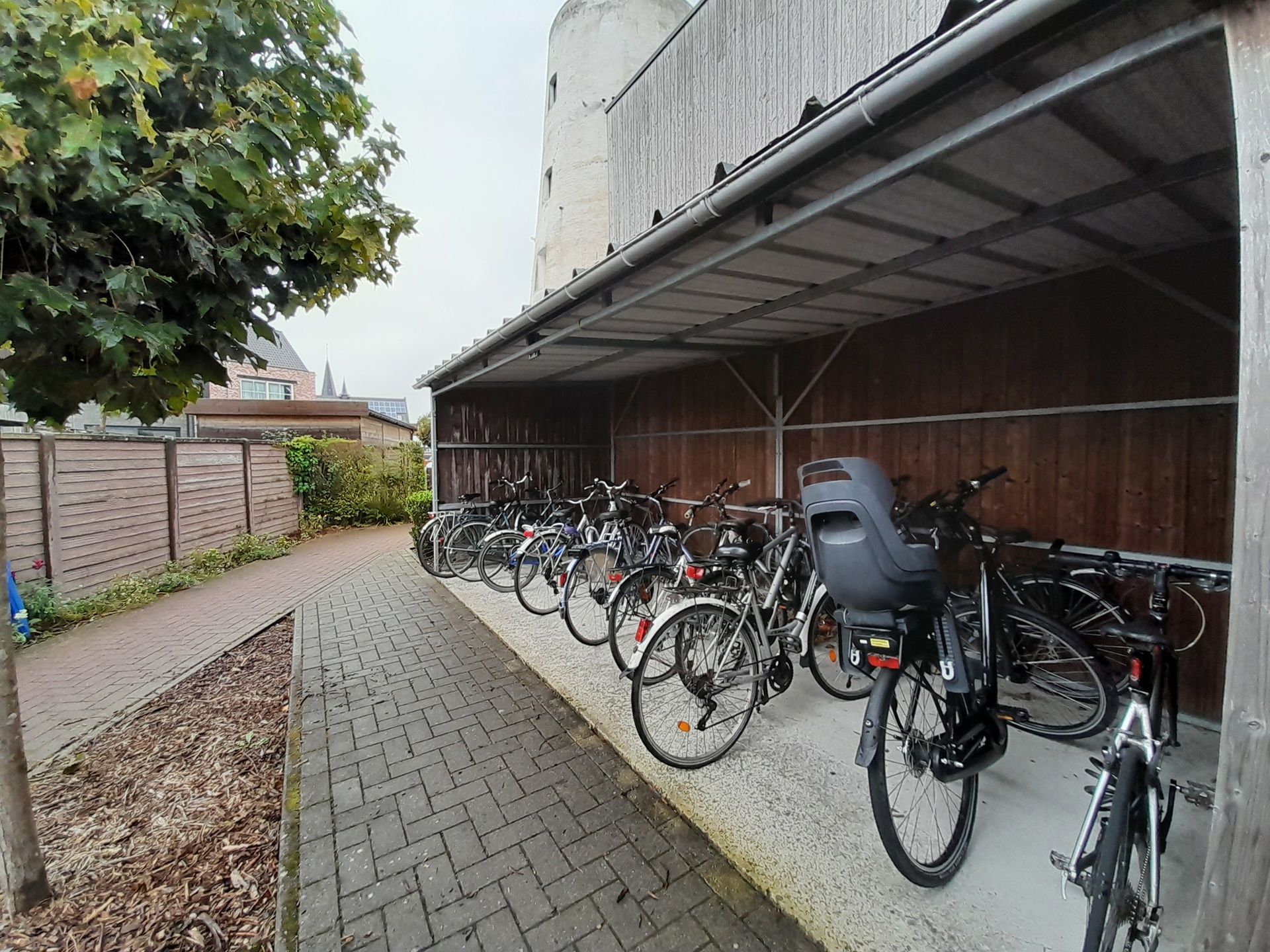 Gezellig 2 slaapkamer-appartementje met autostaanplaats foto 15