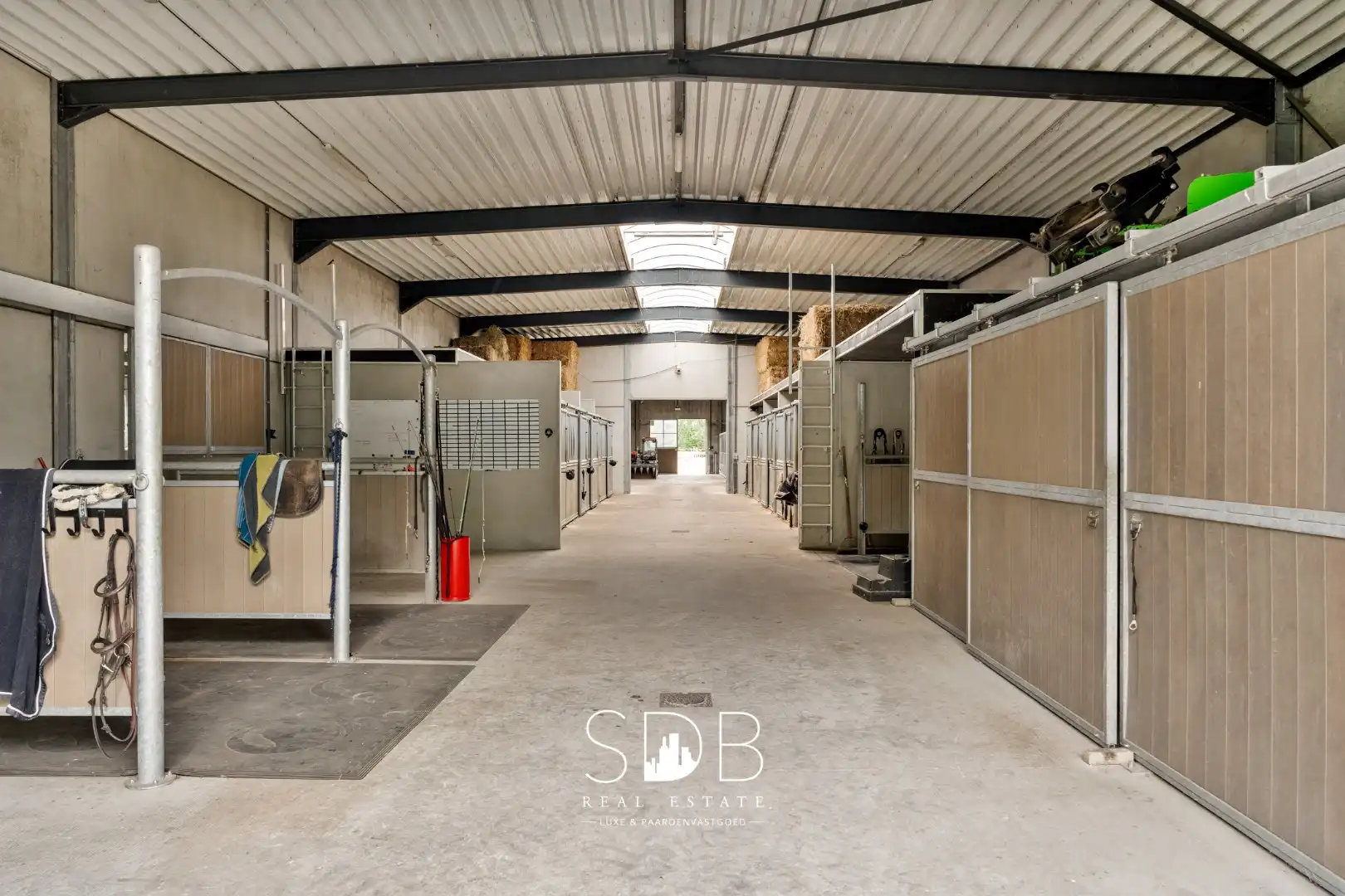 Prachtige villa met hippische accommodatie en graslanden mogelijkheid tot 23 ha foto 37