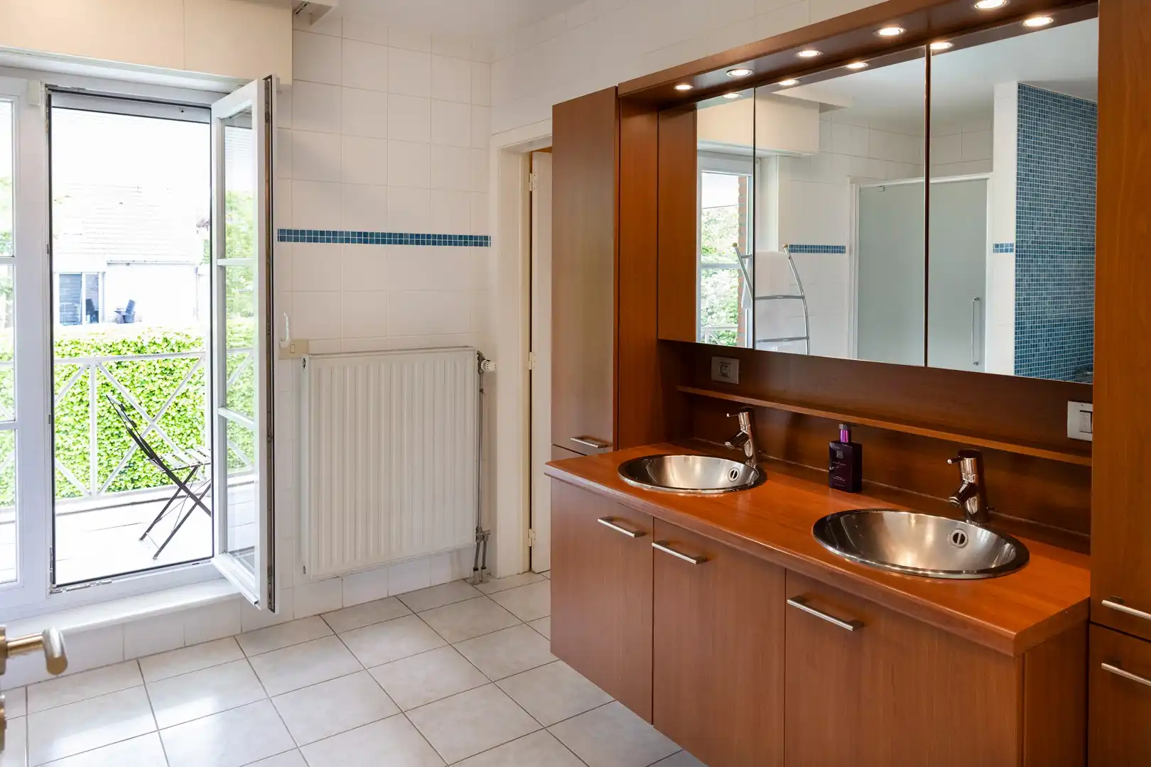 Zonovergoten wonen op 1.297 m² in villa met 6 slaapkamer. foto 18