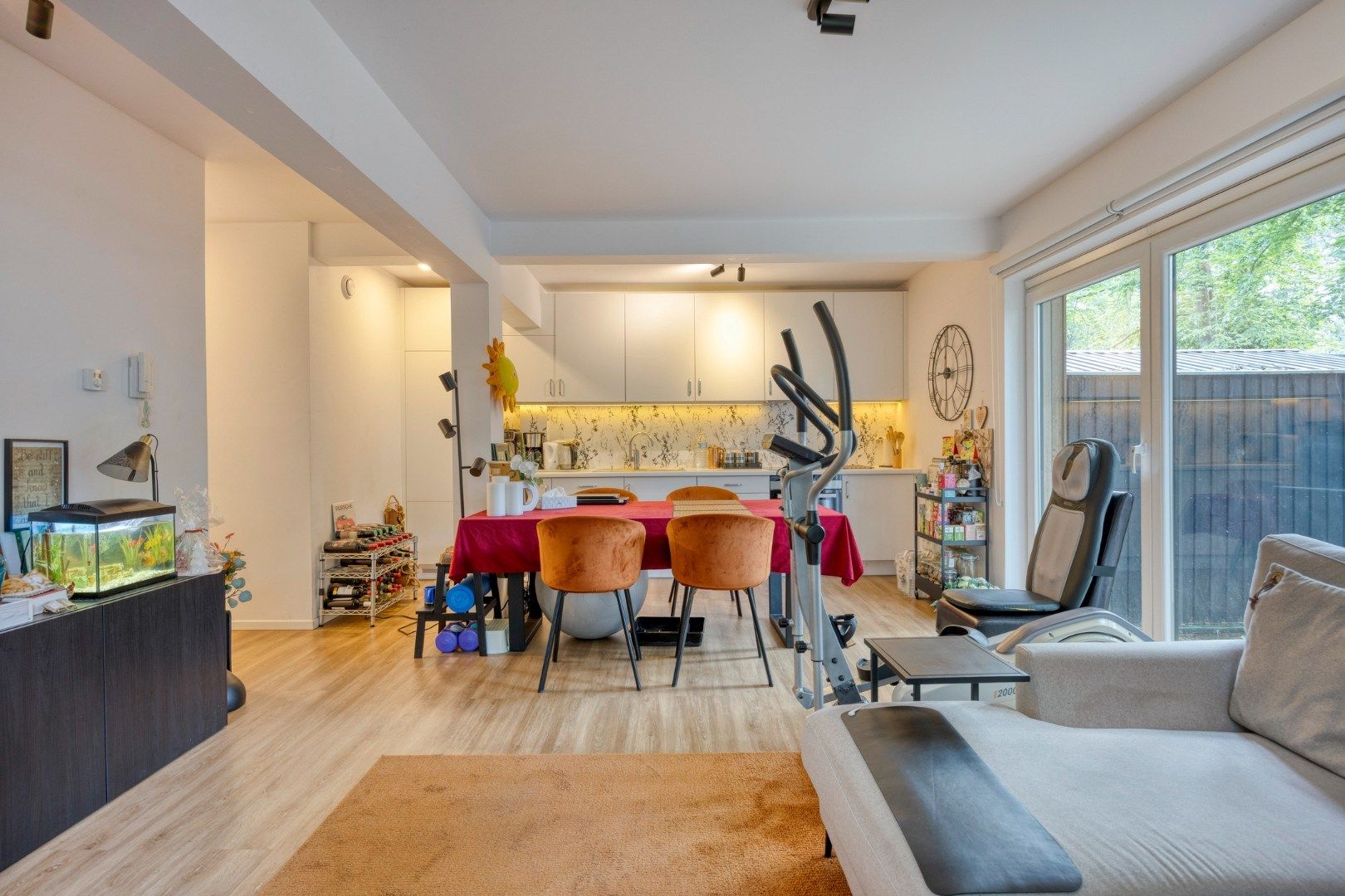 Gelijkvloers appartement met 2 slpks, ruime tuin, autostaanplaats en optionele garage ! foto 3