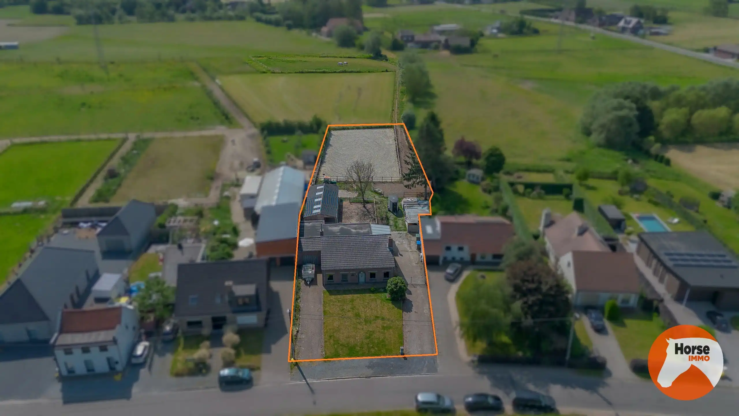 Hoofdfoto van de publicatie: LEBBEKE - Charmante woning met paardenaccommodatie.