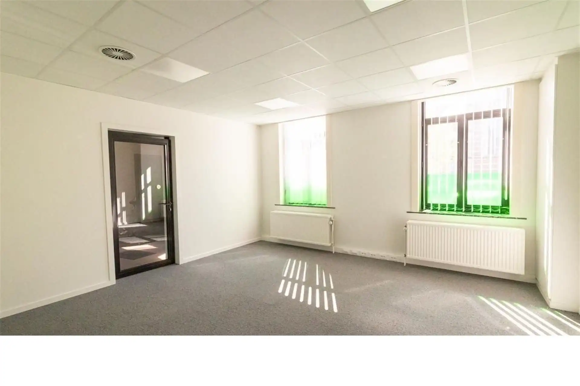 Gelijkvloers handelspand met bovenliggend appartement foto 2