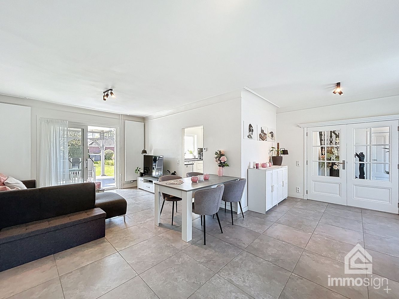Instapklare gezinswoning met 3 slaapkamers, 2 badkamers, vrijstaande garage en prachtige tuinkamer foto 17