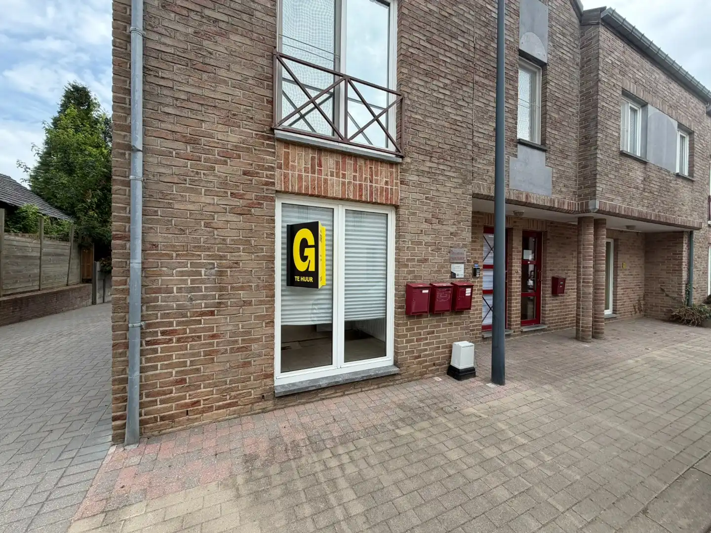 Netjes gerenoveerd 1-slaapkamer appartement met ruime kelder en inpandige garage foto {{pictureIndex}}
