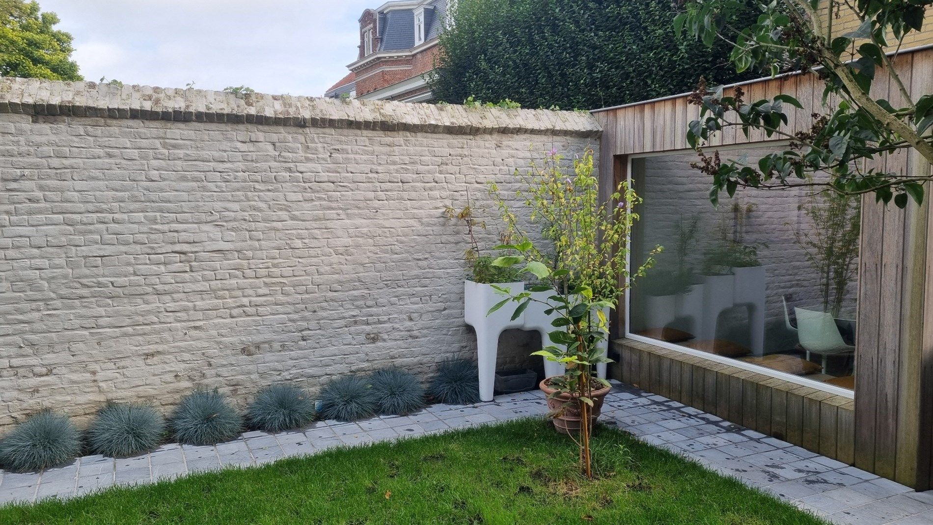 Authentieke volledig gerenoveerde herenwoning met zuidwest gerichte tuin en garage in het hartje van Ieper. foto 30