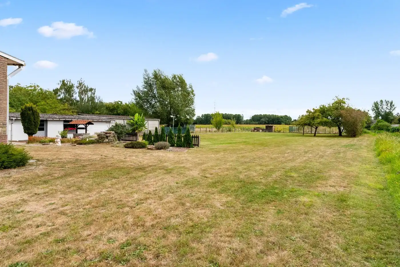 Open bebouwing op topligging met 2 slaapkamers en prachtige tuin foto 22