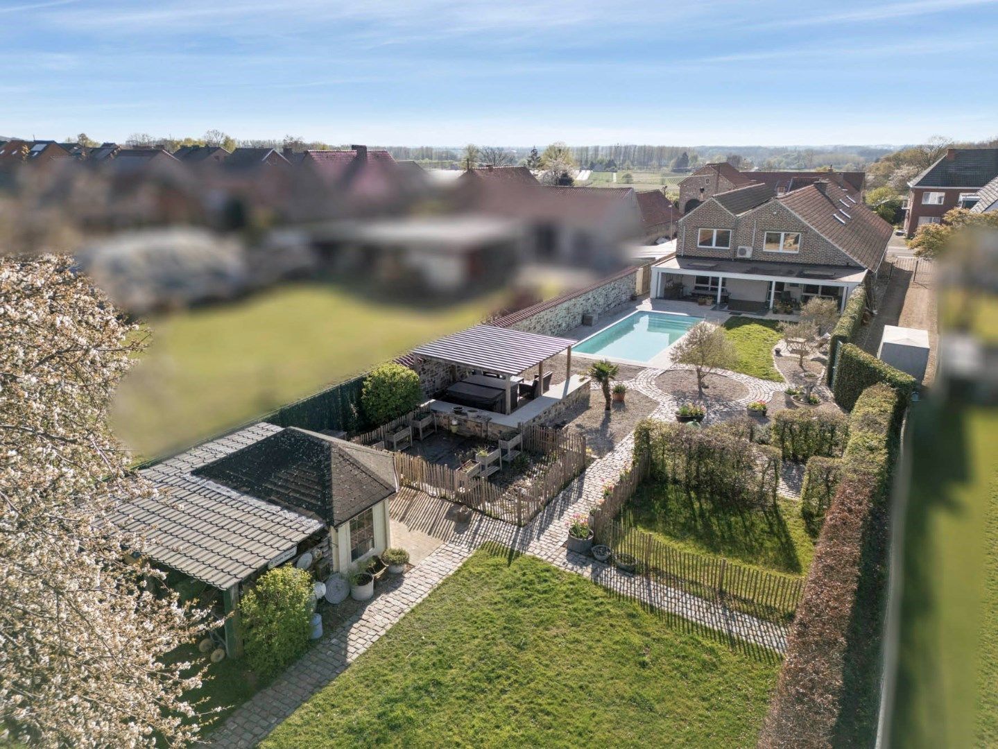 Prachtig gerenoveerde vrijstaande woning met heerlijke tuin met zwembad op 16a16ca foto 2