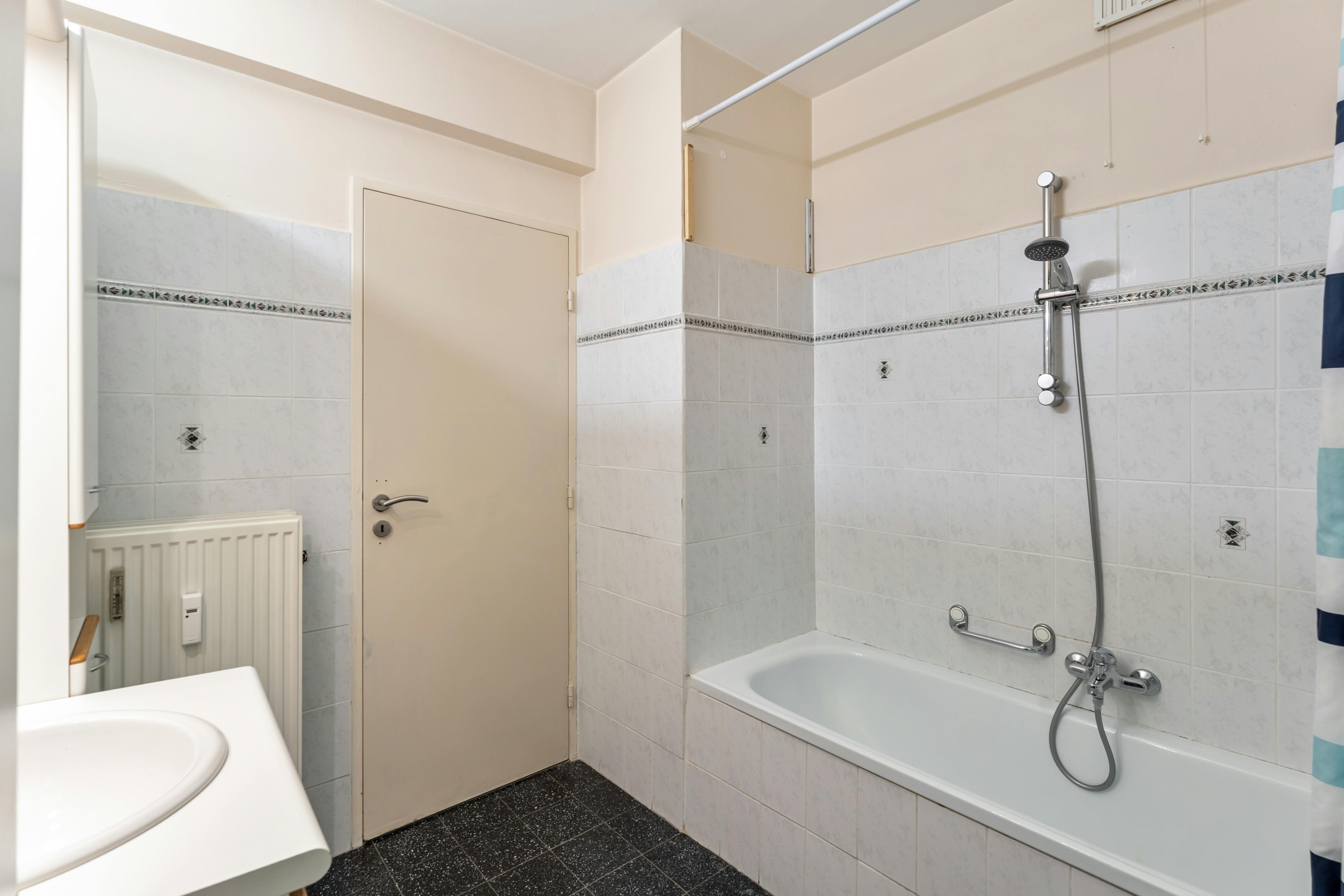 Ruim 3-slaapkamerappartement met terras en garagebox in hartje Genk foto 13