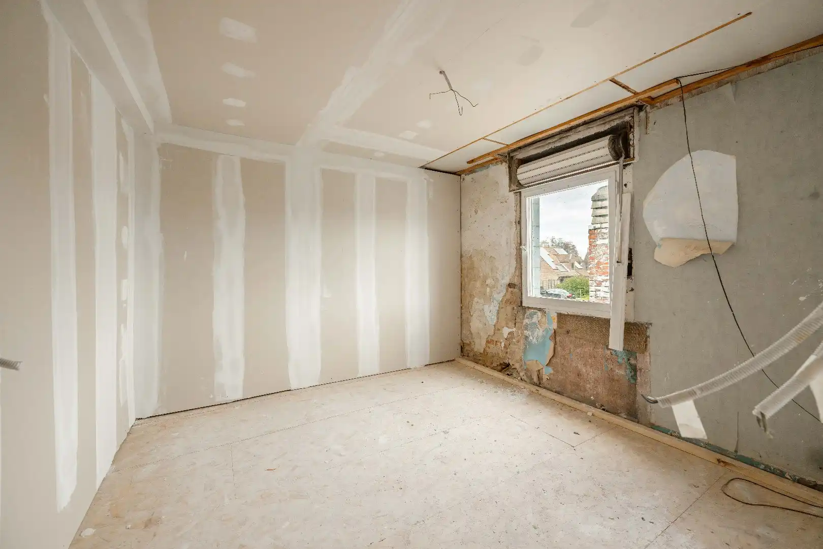 Verder te renoveren woning op toplocatie in Lichtervelde foto 11