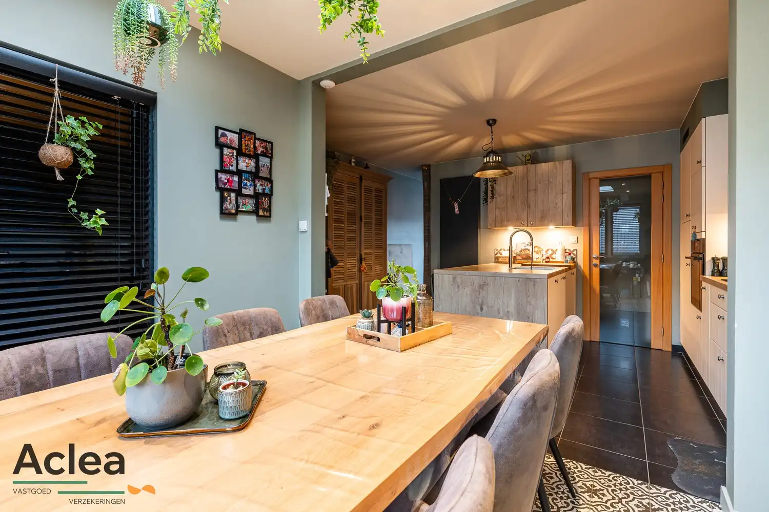 Smaakvol, ruim appartement met garage foto {{pictureIndex}}