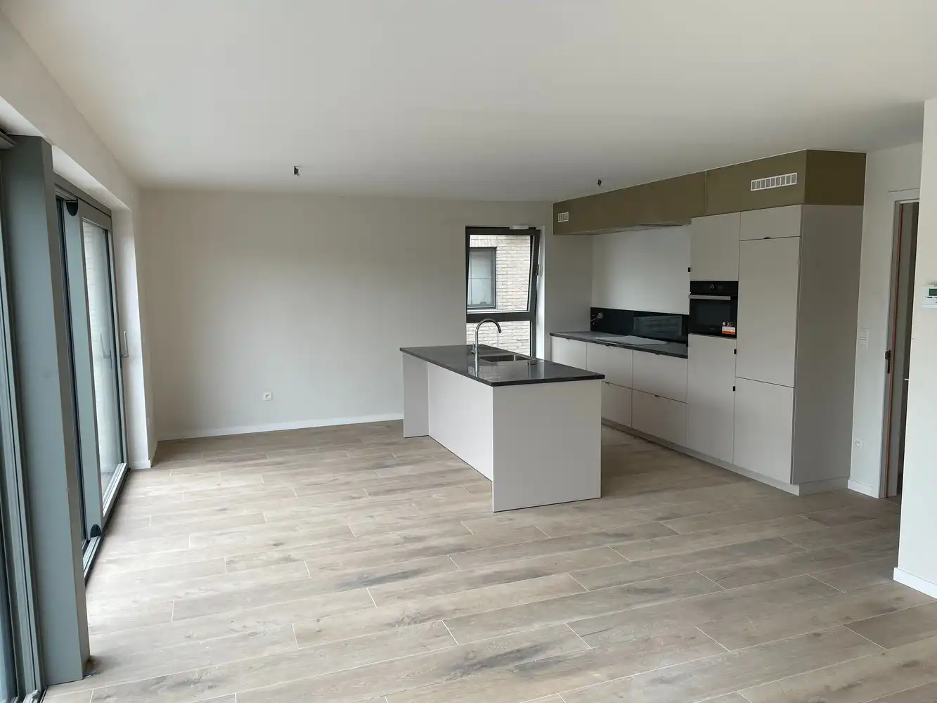 Prachtig nieuwbouw appartement van 3 jaar oud zéér rustig gelegen in het centrum met 2 slaapkamers en ruim terras. foto 3