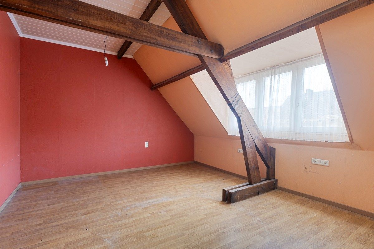 Charmante op te frissen woning met 4 slaapkamers en stadstuintje! foto 13