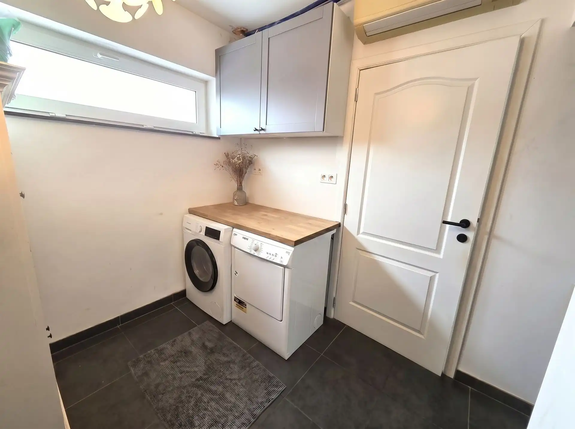 Zeer ruime woning, 4 tot 5 slaapkamers, 2 badkamers, volledig vernieuwd met ruim bijgebouw foto 15