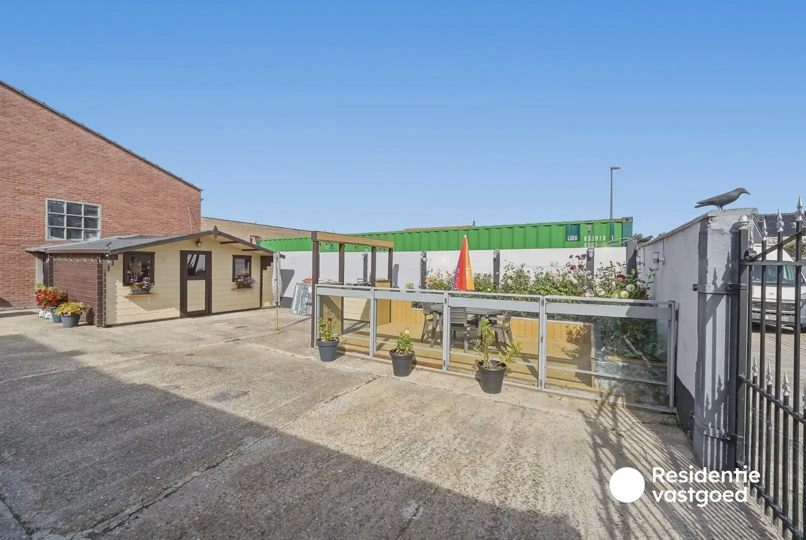 Ruime halfopen bebouwing met veel opslagruimte in Oostende foto 2