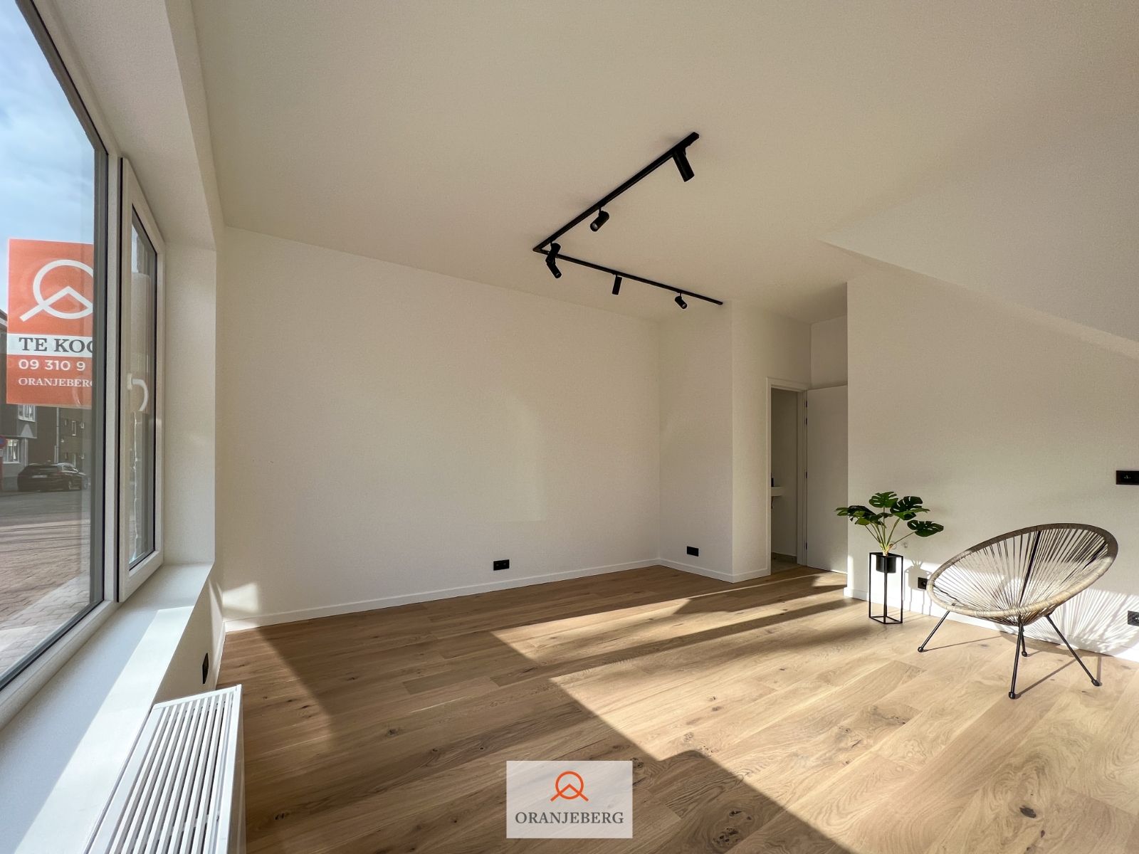 Lichtrijke handels-/ kantoorruime te huur te Sint-Amandsberg foto {{pictureIndex}}