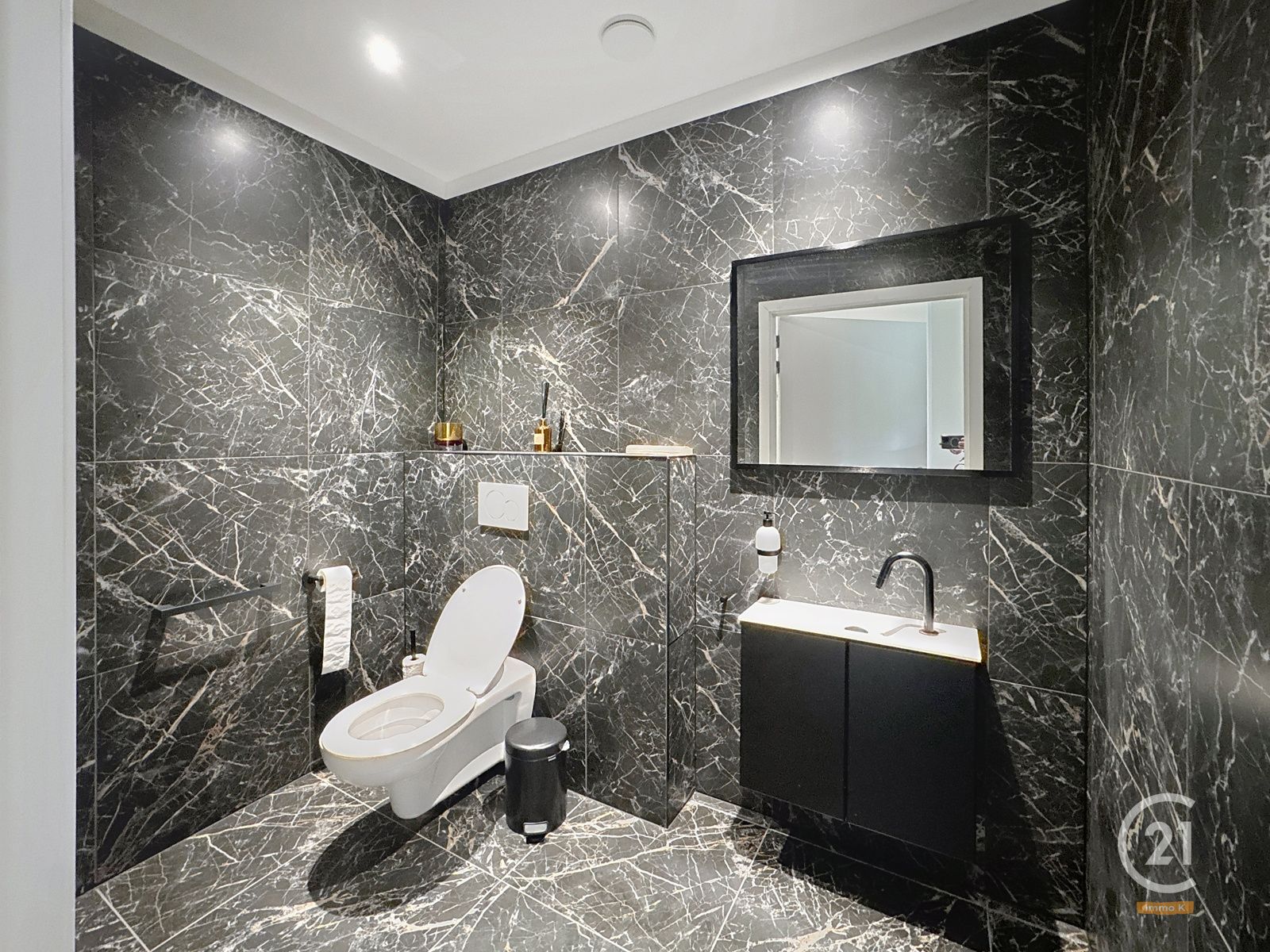 Volledig gerenoveerd handelshuis met woonst op toplocatie! foto 21