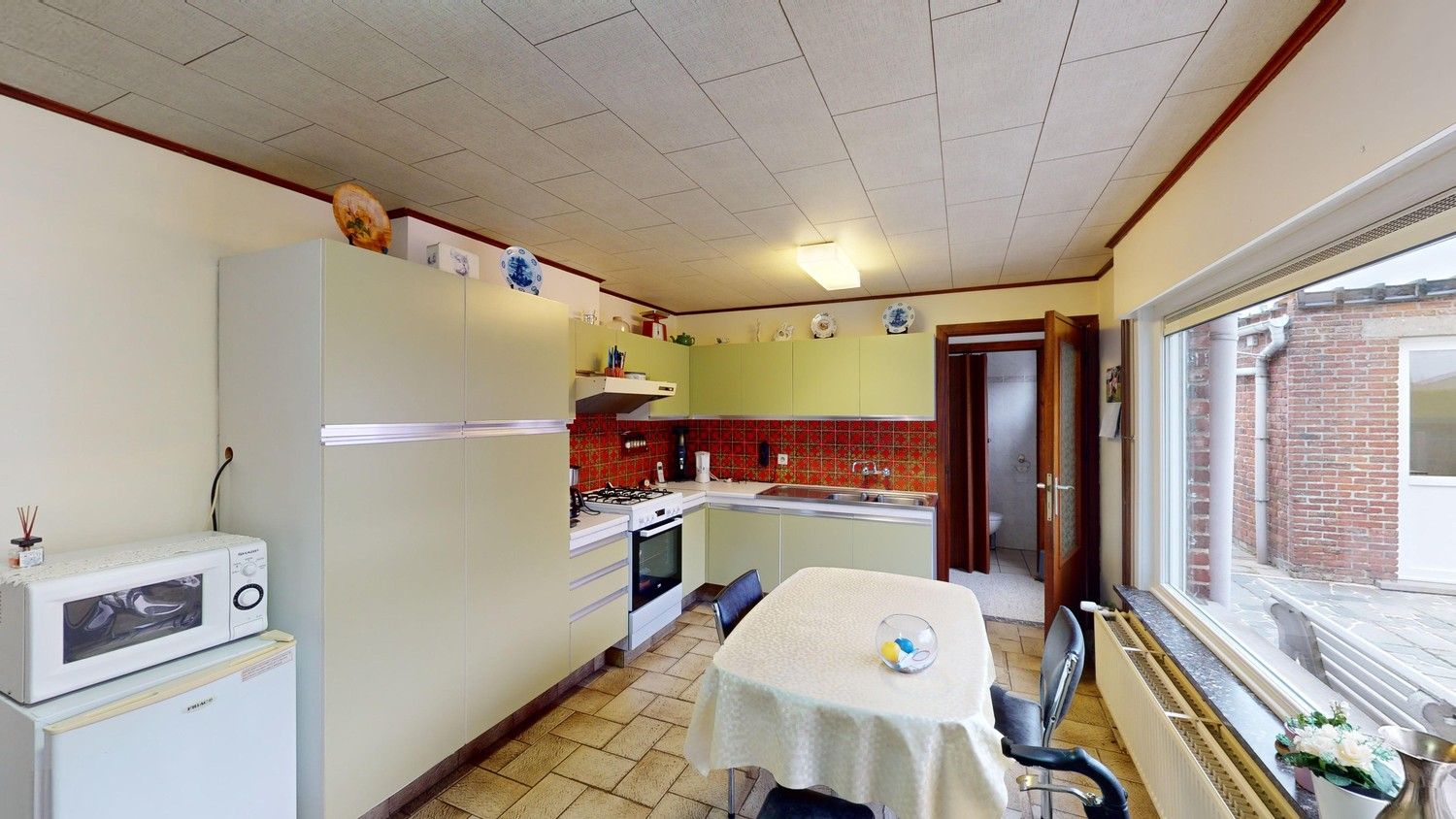 Mooi gelegen te renoveren woning. foto 5