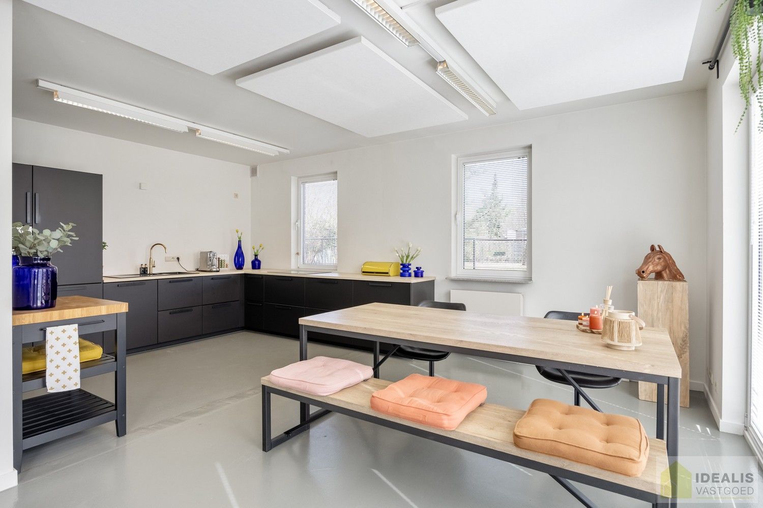 STATIGE, STRAKKE EN UITERST RUIME WONING/KANTOOR MET HOOGSTAANDE AFWERKING EN OOG VOOR DETAIL. VOORZIEN VAN 3 SLAAPKAMERS, RIANTE LEEFRUIMTES ÉN UNIEKE LANDSCAPE KANTOORRUIMTES OP RESIDENTIËLE DOCH GUNSTIGE LOCATIE! foto 18