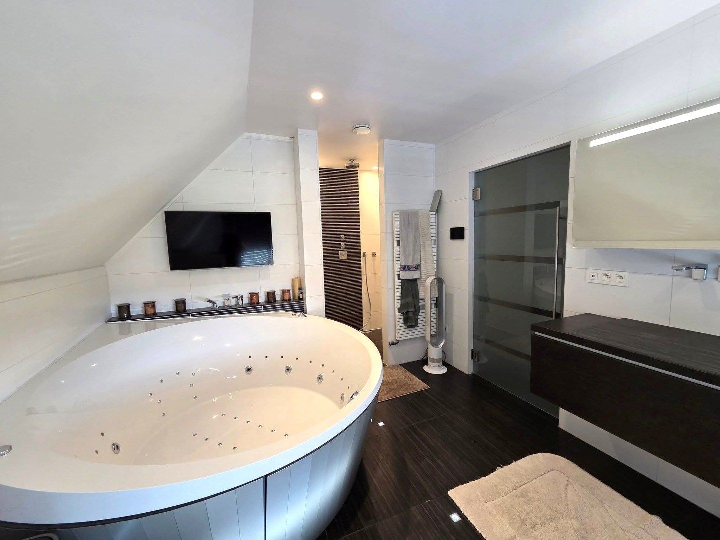 Schitterende villa op 17are 30ca, gelegen op bijna het einde van deze schitterende woonwijk. foto 20