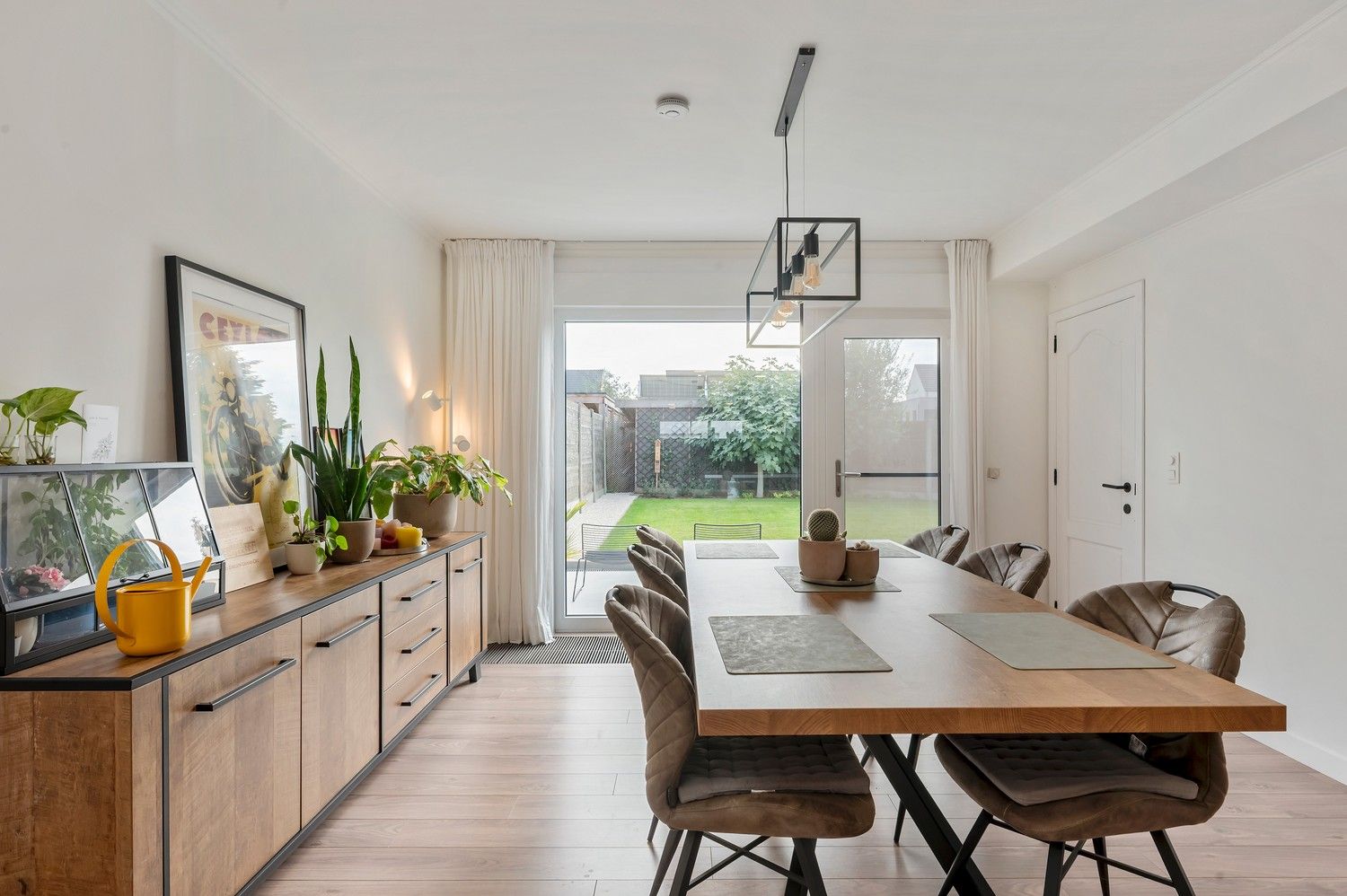 Uitzonderlijk gelijkvloers appartement met royale kelder en twee carports. foto 14