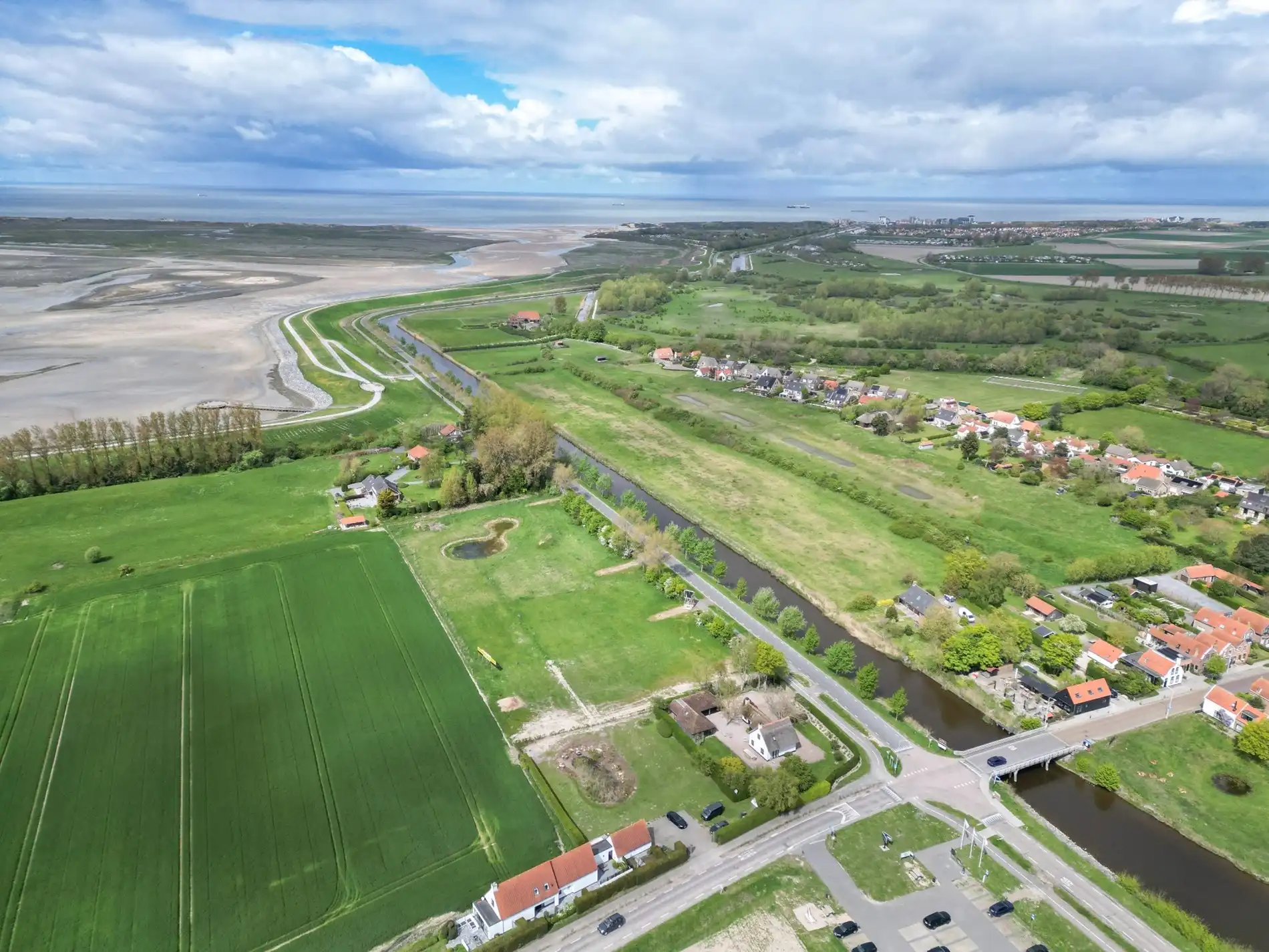 Exclusieve bouwgrond met open zicht gelegen aan het Zwin met goedgekeurde bouwplannen. foto {{pictureIndex}}