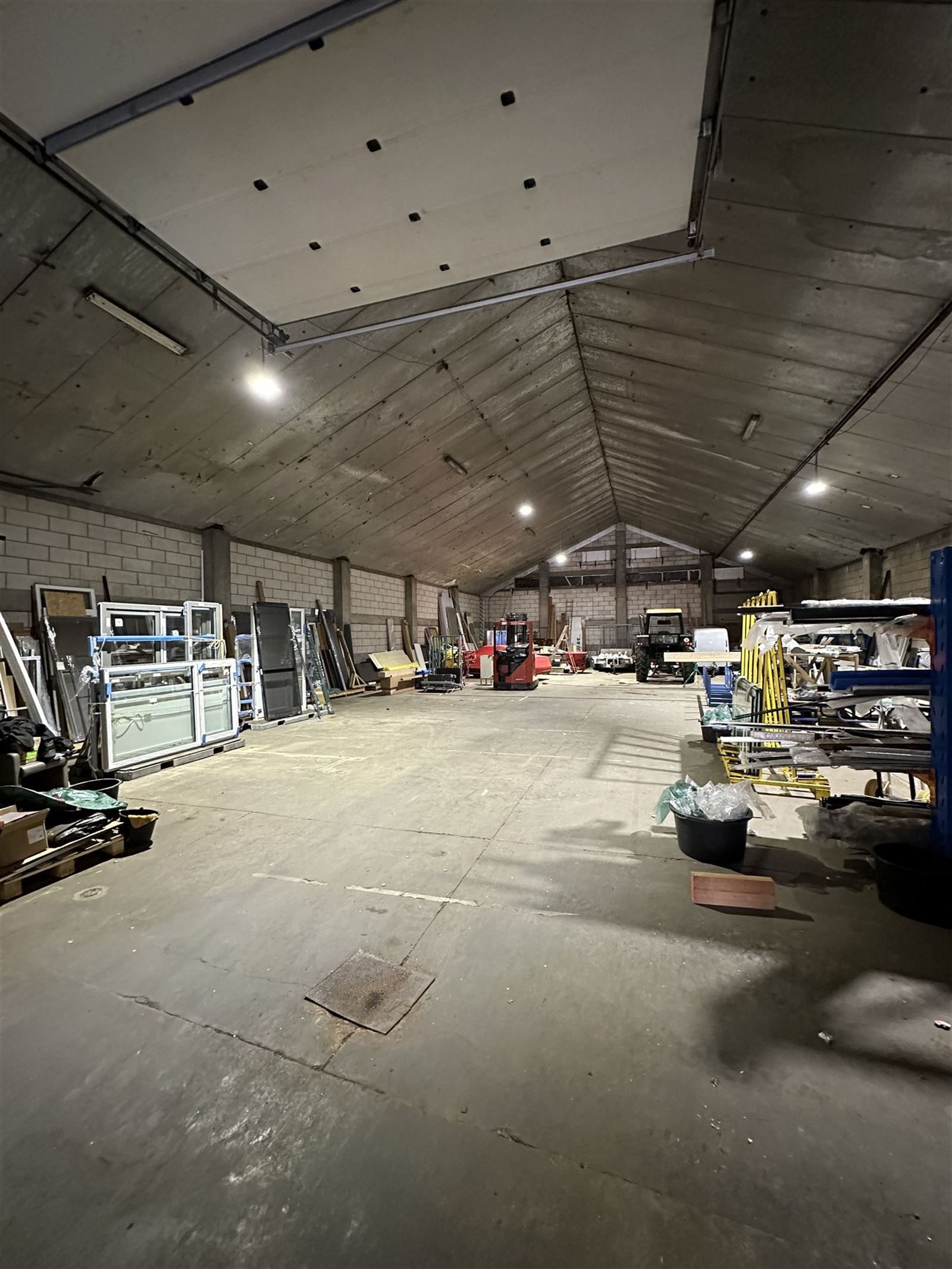 Magazijn met bureel foto {{pictureIndex}}