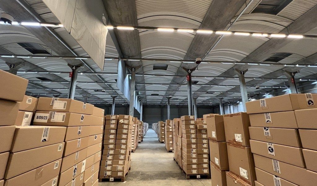 Logistieke loodsen met laadkades vlakbij R42 in Sint-Niklaas foto 10