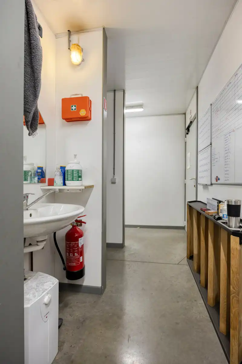 GUNSTIG GELEGEN MAGAZIJN VAN CA 442M² TE KORTESSEM LANGS N20 - OPBRENGSTEIGENDOM foto 11