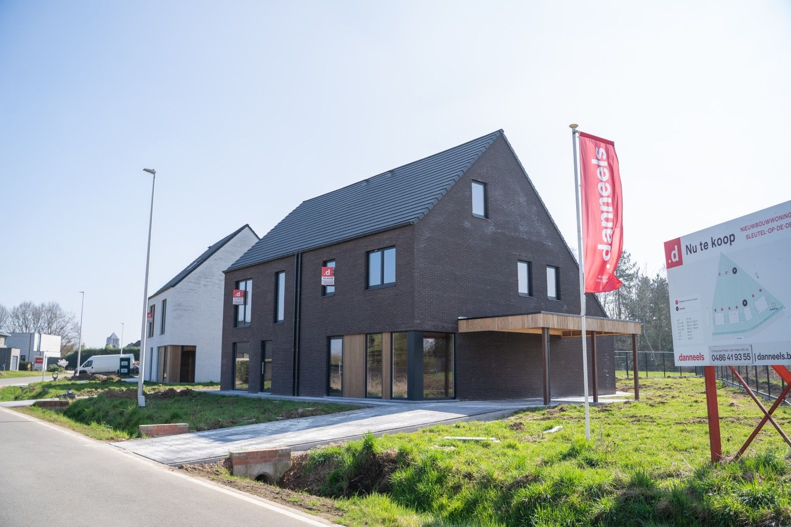Ruime halfopen bebouwing met zuid gerichte tuin foto {{pictureIndex}}