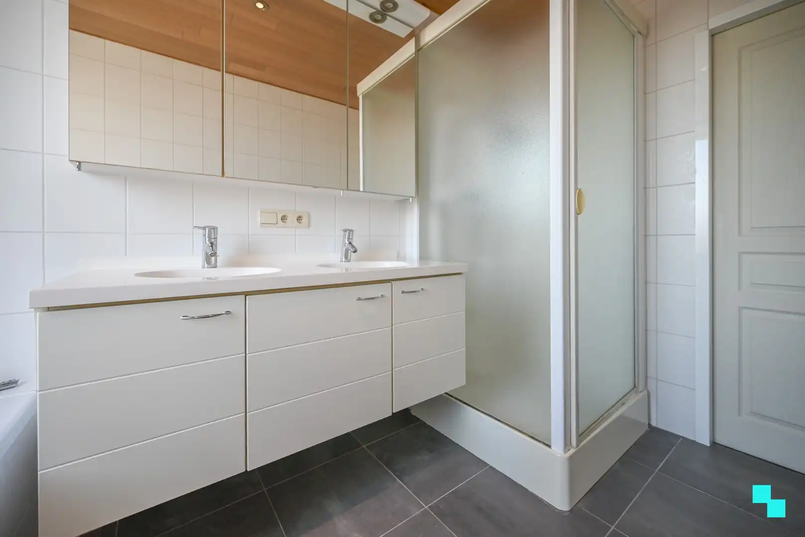 Riante halfopen woning met garage foto 31