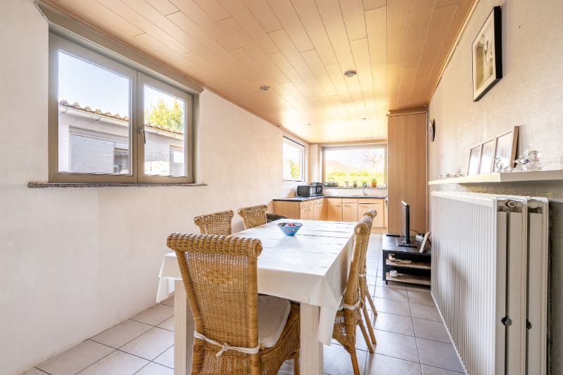 Instapklare woning met grote garage en tuin. foto 7