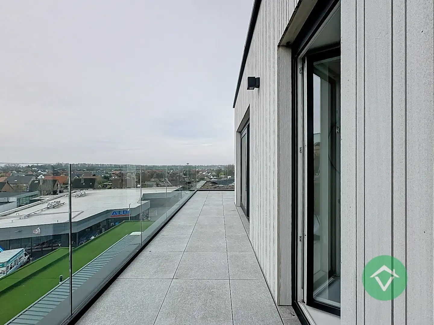 Topper aan de kust: duplex appartement met doorlopend zonneterras foto 28