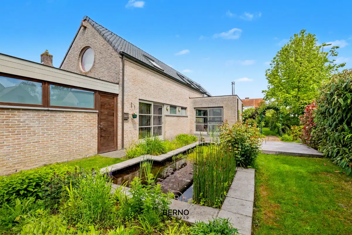 Rustig gelegen open bebouwing met ruime tuin foto {{pictureIndex}}