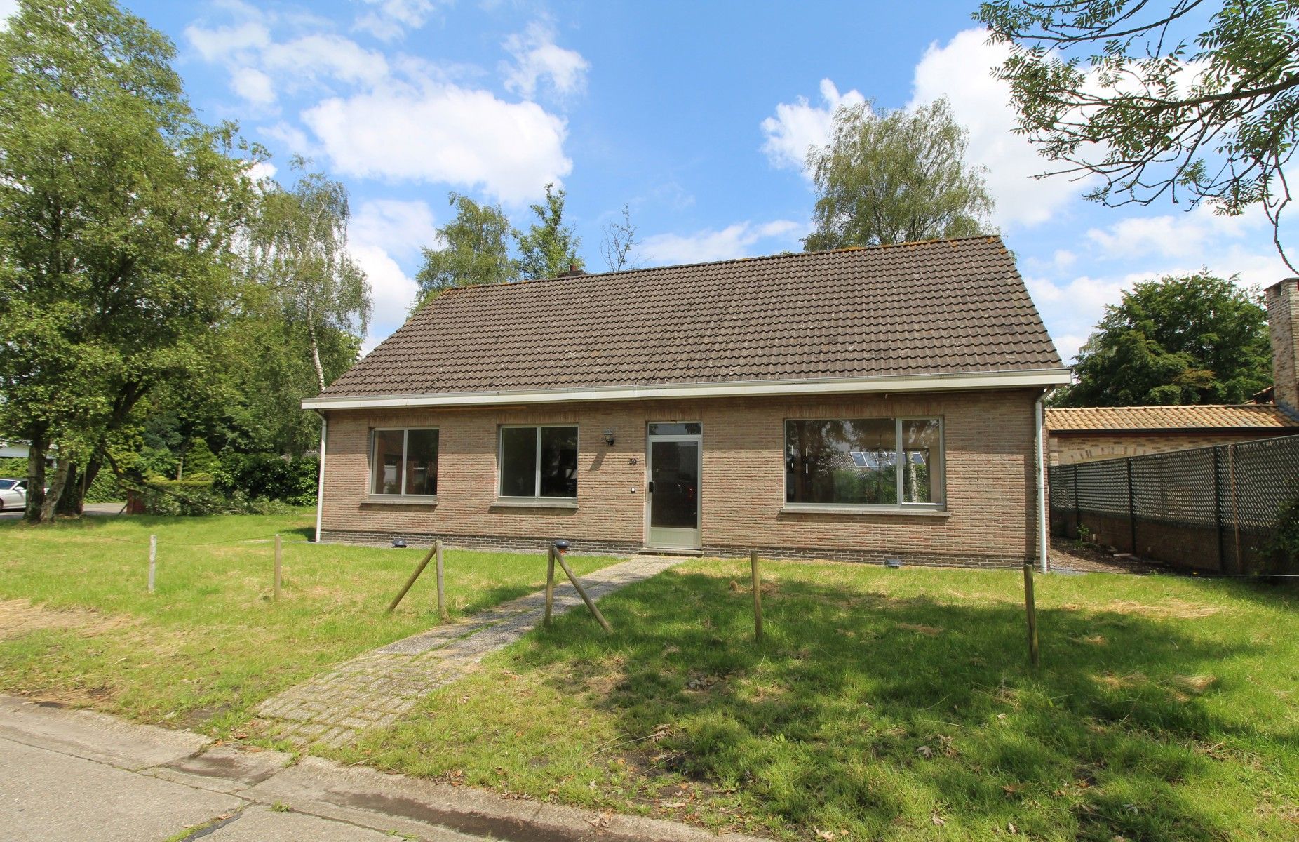 Deze degelijk gebouwde woning uit de jaren '70 is toe aan een opknap / renovatiebeurt en heeft volgende te bieden;     Gelijkvloers:  inkomhal met aansluitend nachthal Leefruimte met schuifraam naar terras keuken met aansluitend berging (onder de trap) achter inkom met toilet en toegang tot inpandige garage ruime garage met extra buitendeur en automatische poort naast de garage nog een berging/technische ruimte 2 slaapkamers badkamer met bad, lavabo en voorziening voor toilet  De eerste verdiepi foto 1